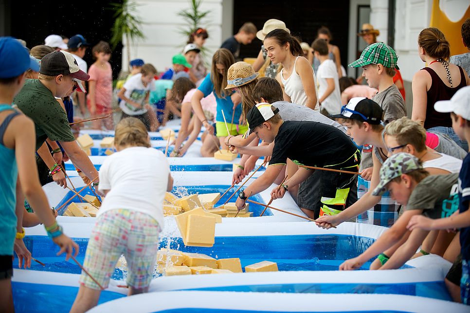Spielende Kinder am Kaleidio