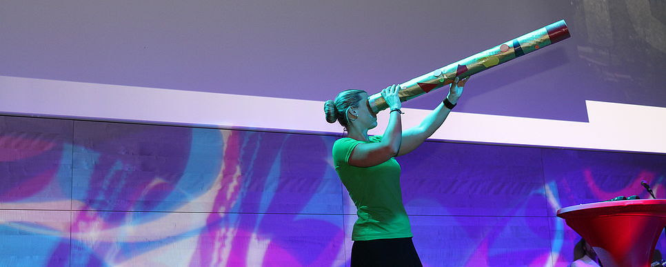 © KJSÖ / Stefan C. Leitner Moderatorin mit Kaleidoskop