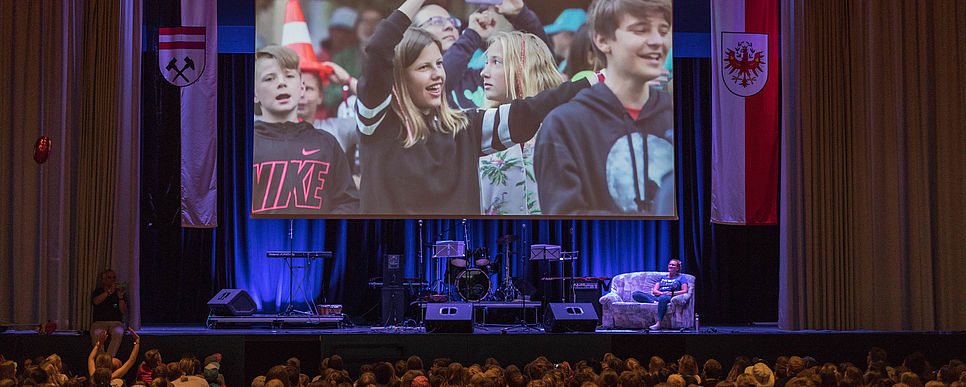 Abschlussfeier des Kaleidio (Foto: Wischenbart) Videoleinwand bei der Abschluss-Show des Kaleidio