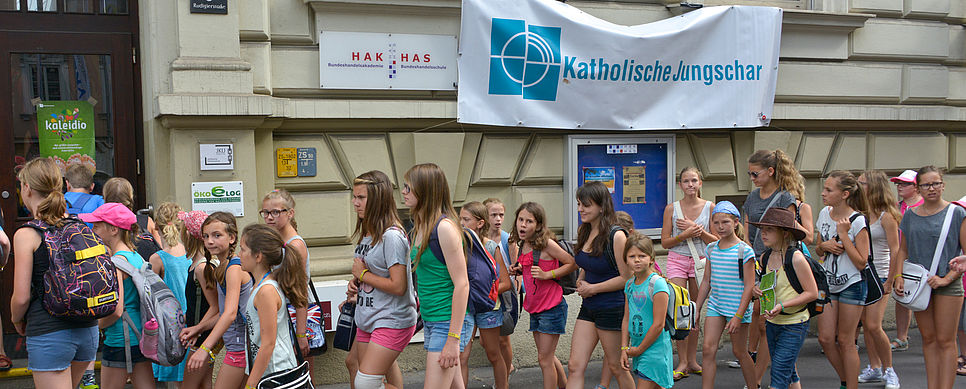 © KJSÖ / Jack Haijes Kinder kommen zu einer Veranstaltung