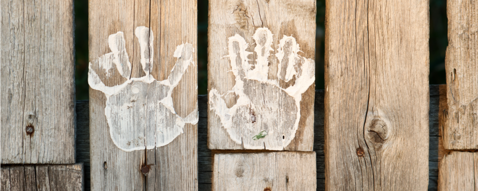 Handabdrücke auf Holzwand